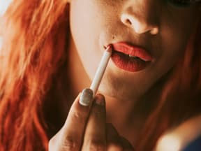 Frau mit Lipliner