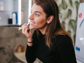 Frau trägt Make-up auf
