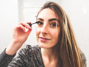 Frau trägt Mascara auf