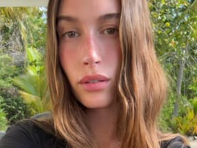 Hailey Bieber vor grünen Pflanzen