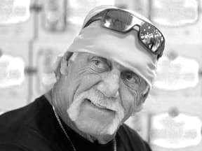 Hulk Hogan lächelt schwarz weiß