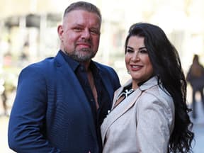 Iris Klein und Stefan Braun posieren Arm in Arm und lächeln