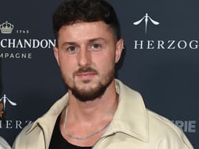 Jannik Kontalis posiert auf dem Roten Teppich