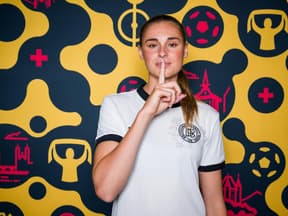 Jule Brand hält sich den Mittelfinger vor dem Mund