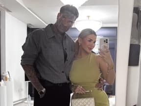 Nikola Glumac mit Kim Virginia Hartung vor Spiegel