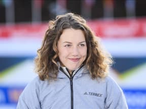 Laura Dahlmeier schaut zur Seite und lächelt