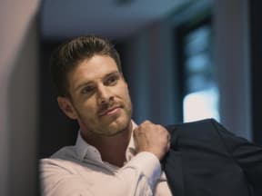 Bachelors Martin Braun vor Spiegel