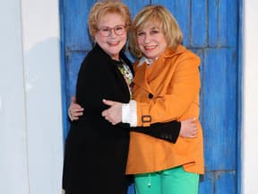 Peggy March und Mary Roos umarmen sich