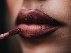 Frau trägt matte Lippenfarbe auf