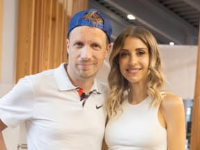 Oliver Pocher und Cathy Hummels stehen eng nebeneinander