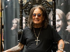 Ozzy Osbourne sitzt lächelnd auf einem Thron