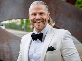 Paul Janke im weißen Sakko