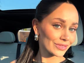 Paulina von "Die Bachelors" im Auto