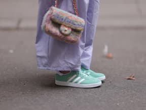 Eine Frau trägt den Sneaker "Gazelle" von Adidas