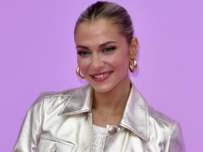 Valentina Pahde vor lila Hintergrund