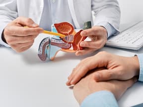 Ein Arzt erklärt einem Patienten die Prostatavergrößerung