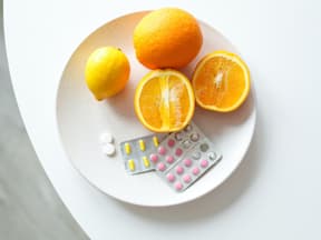Vitamine und Nahrungsergänzungsmittel auf einem Teller