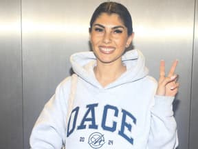 Yeliz Koc zeigt Peace-Zeichen und lacht