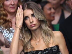 Cathy Hummels guckt ernst und fasst sich ins Haar