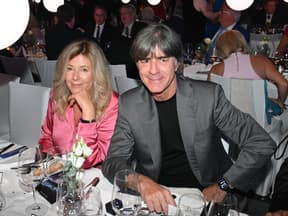 Jogi Löw und Ehefrau Daniela sitzen an einem Tisch