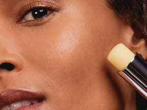 Frau mit UV-Stick