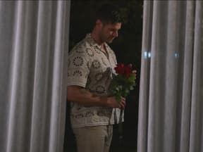 Martin Braun mit Rosen bei Die Bachelors
