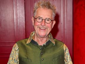 Martin Semmelrogge lächelt