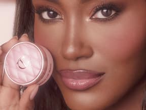 Model mit Lippenpflege
