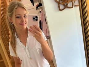 Patrice Aminati macht Selfie im Spiegel
