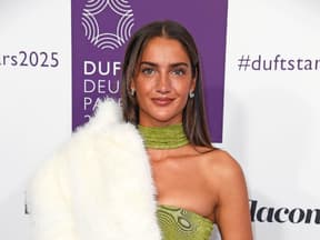  Tanja Makarić im grünen Kleid & Felljacke über der Schulter
