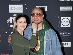 Yvonne Woelke und Eric Sindermann posieren glücklich zusammen