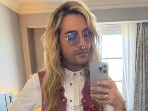Bill Kaulitz macht Seflie 