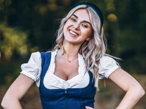 Schöne Frau im Dirndl