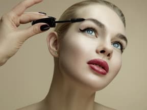 Frau tuscht Mascara