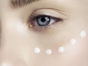 Frau mit Augencreme