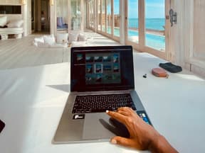 Eine Frau sitzt am Laptop und arbeitet