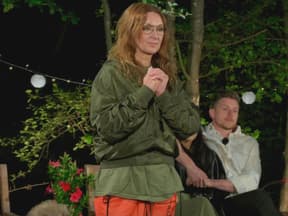 Hanka Rackwitz mit gefalteten Händen im Sommerhaus