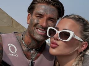 Kim Virginia Hartung mit Kussmund Nikola Glumac lacht