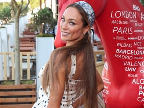 Lilly Becker schaut über die Schulter und lächelt