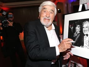 Mario Adorf gibt Autogramm
