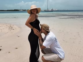 Max Bornmann küsst Melinas Babybauch