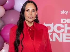 Natascha Ochsenknecht im roten Anzug