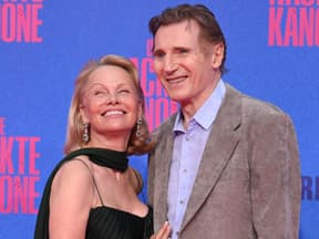 Pamela Anderson kuschelt mit Liam Neeson