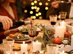 Ein weihnachtlich geschmückter Tisch