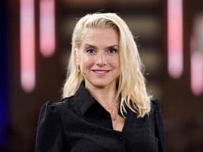 Jeanette Biedermann lächelt leicht