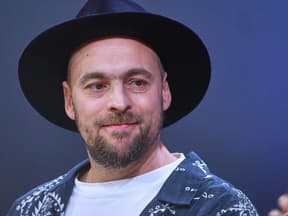 Max Mutzke guckt zur Seite.