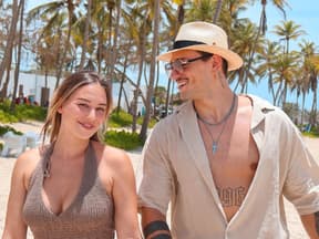 Melina Hoch und Max Bornmann am Strand