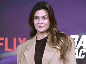 Nadine Klein lächelt, Lila Hintergrund 