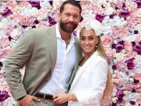 Oliver Sanne mit Freundin Jil vor Blumen