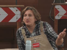 Erik Seidel alias "Satansbratan" gestikuliert im "Promi Big Brother"-Haus